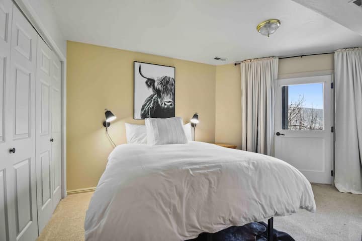 Собата за мечки може да се пофали со удобен брачен кревет (широк 150-179 см) и надворешен пристап до мал трем. 