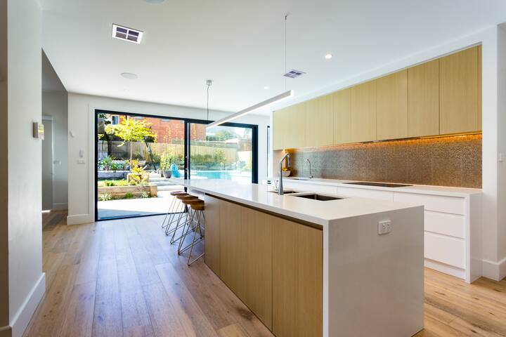 Gorgeous home with pool. Central location. gallery image 5