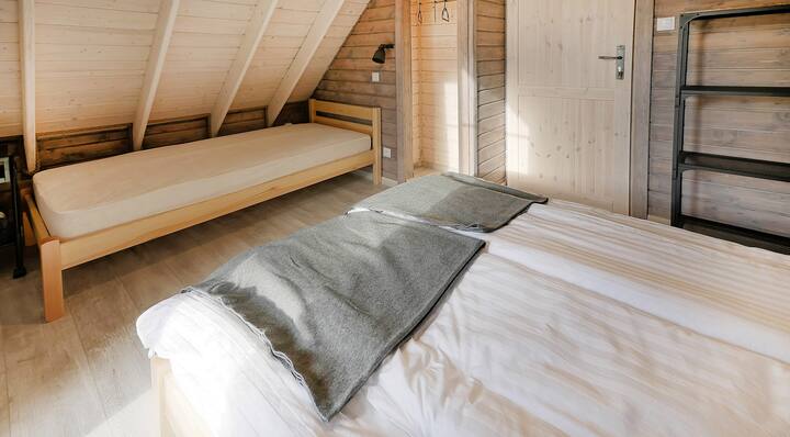 Dormitorio con cama individual.