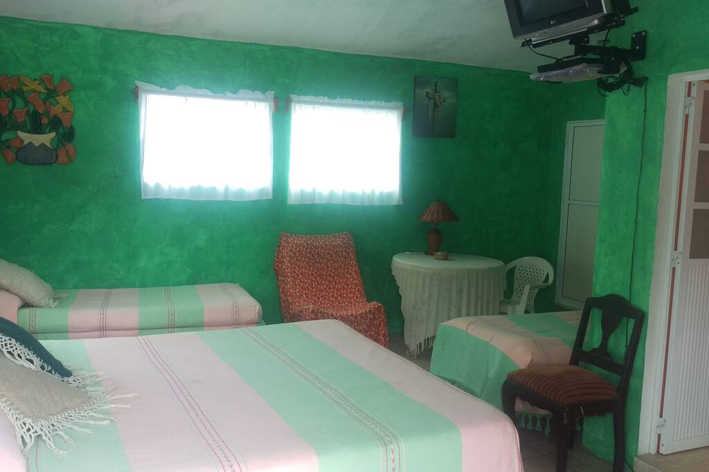 habitación para cuatro personas. Cama Queen size y dos individuales. Baño propio.