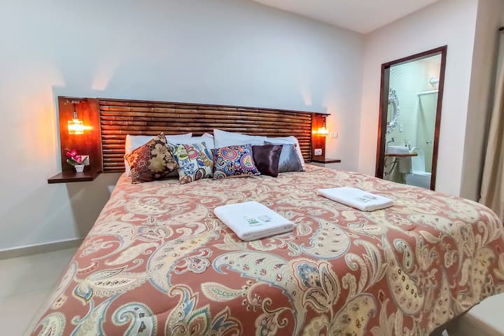 「这是一个非常私密的房源，步行即可抵达一家大型杂货店，因此您可以长期住宿。 您还可以使用洗衣机和晾衣绳。我们需要额外的床垫，它们都提前准备好了」-Janae