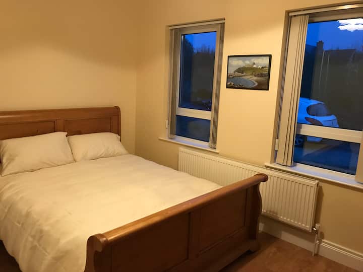 חדר שינה ראשי עם מיטת קינג סייז