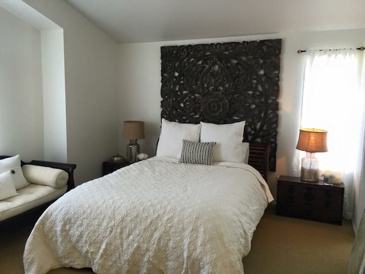 Large Master Bedroom (Females Only) - Issaquah, WA
