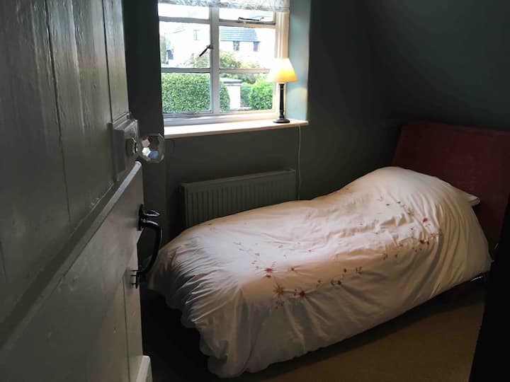 غرفة النوم الثانية/ الحضانة في الطابق العلوي يمكن الوصول إليها عبر غرفة النوم الرئيسية 