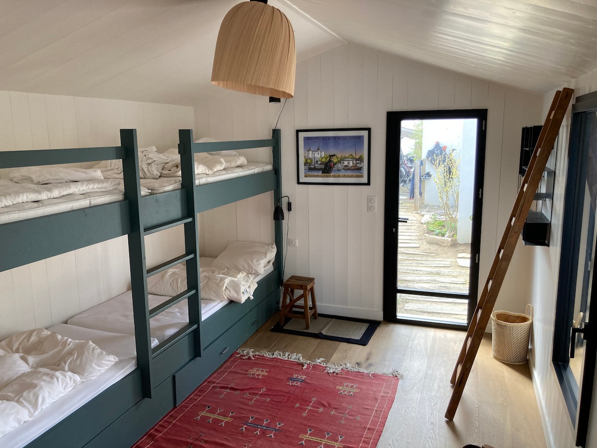 חדר במעונות בנספח, מקום ל -6 אנשים.