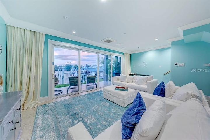3 Bedroom Waterfront Paradise Sleeps 8 - Clearwater Beach, FL