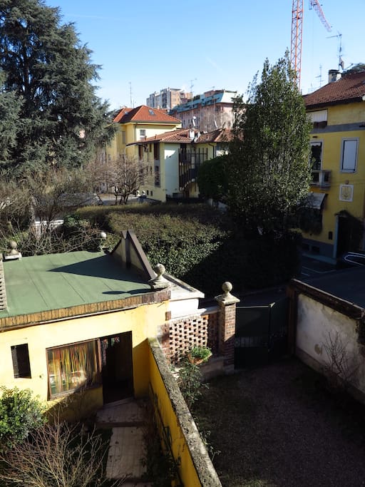 The guest entrance is in a gated backstreet, with plenty of green, and a quiet environment very unusual in Milano