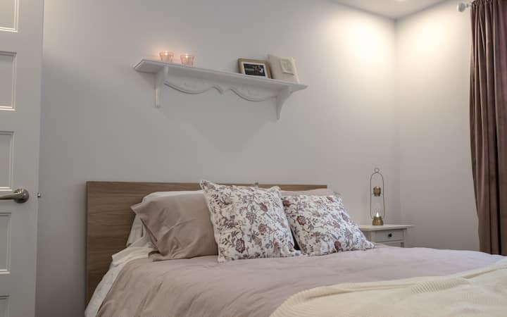 Habitación " Émilie Bordeleau " Fue una maestra de Quebec de St-Tite a principios del siglo XX cuya vida inspiró la exitosa serie de libros de Arlette Cousture " Les Filles de Caleb " , que se llevaron a la televisión por Jean Beaudin. 