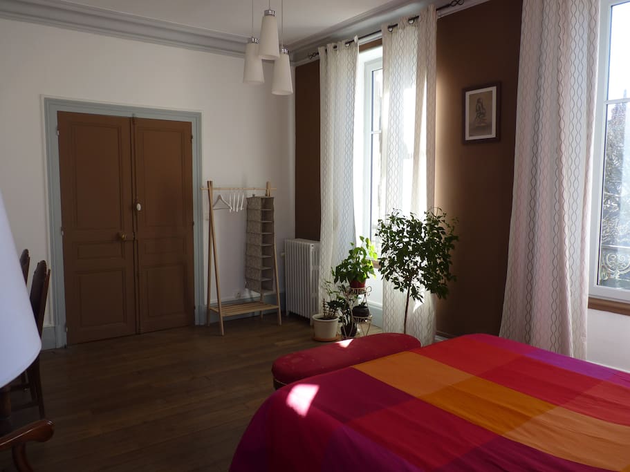 la penderie et la porte de la chambre qui ferme à clé