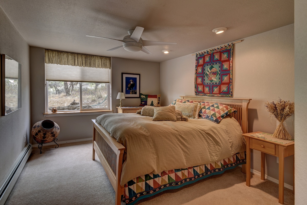 Долно ниво Master Suite - обърнете внимание на вентилатора на тавана