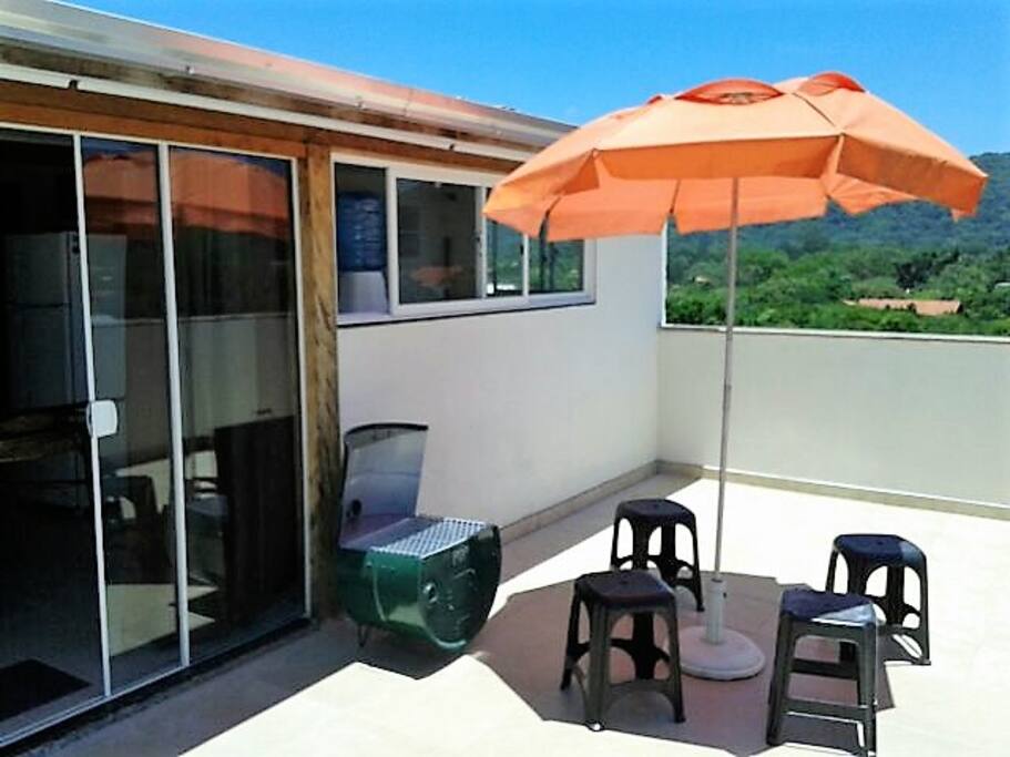 Àrea externa com 40m². Churrasqueira , guarda-sol , mesa e bancos. Ótimo para lazer.