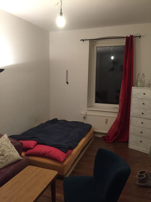 Bett u. 2. Kommode