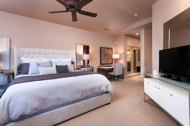 Glavna spavaća soba s novim luksuznim madracem, posteljinom i namještajem.