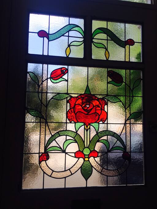 Beautiful period features.