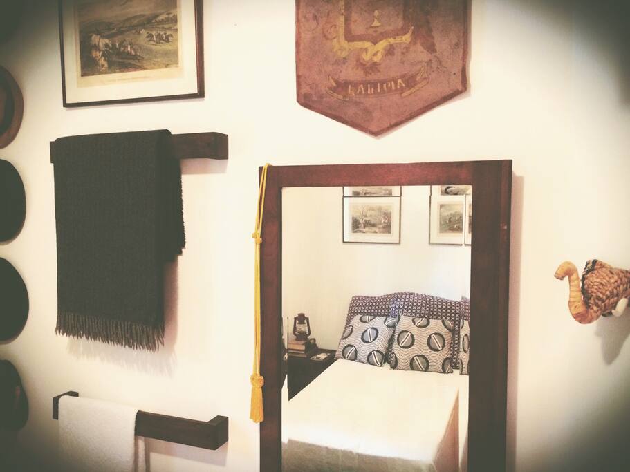 quarto com cabideiros disponíveis e vista da bicama box de solteiro