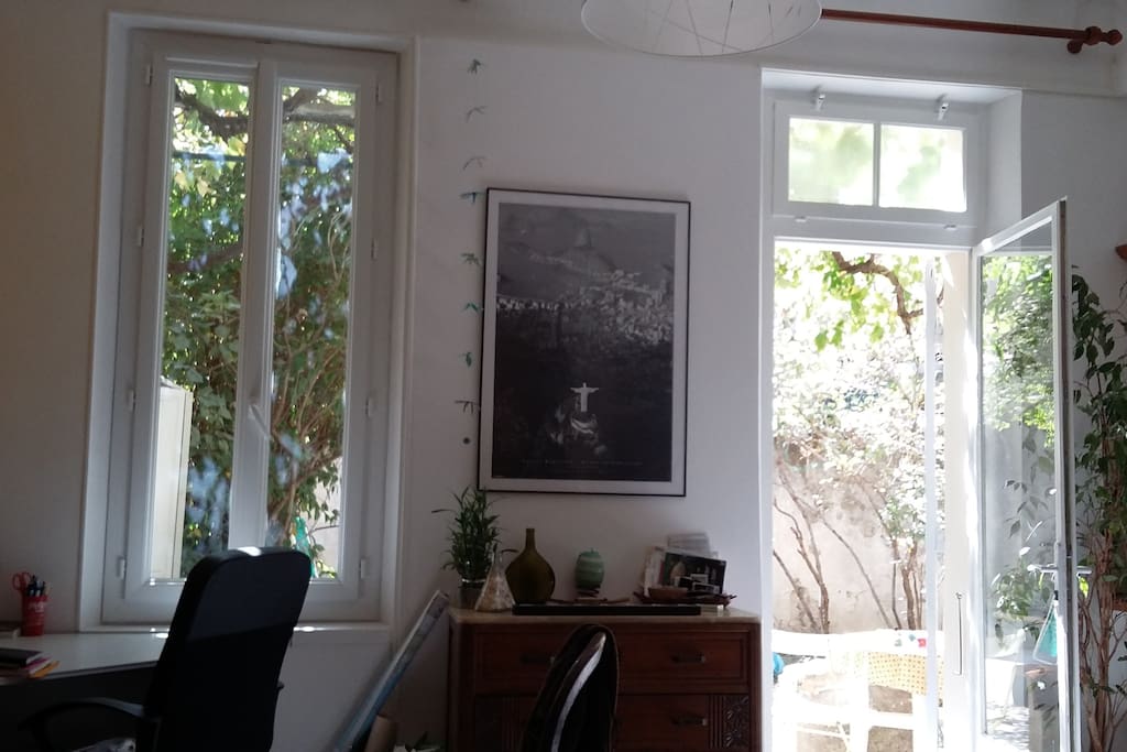 Depuis le salon, vue sur le jardin