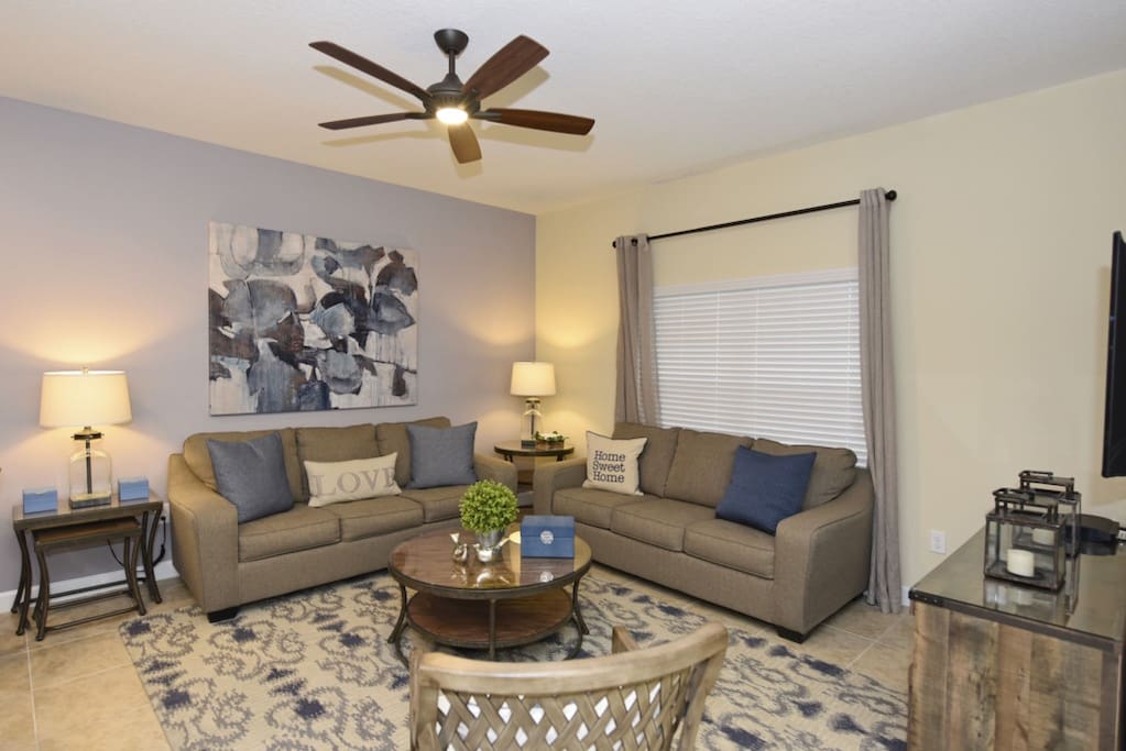 Couch,Furniture,Lamp,Bedroom,Indoors