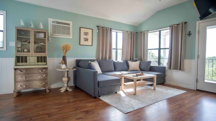 ห้องนั่งเล่นพร้อมเตียงแบบกางออก