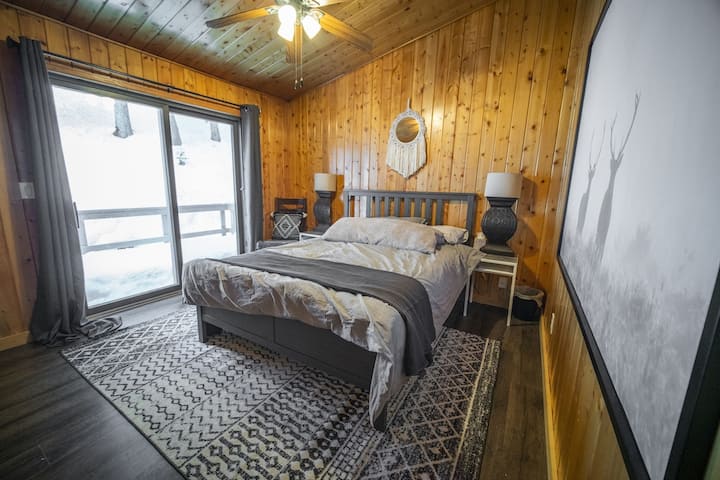 Camera da letto al piano superiore con terrazza privata
(letto matrimoniale e armadio)