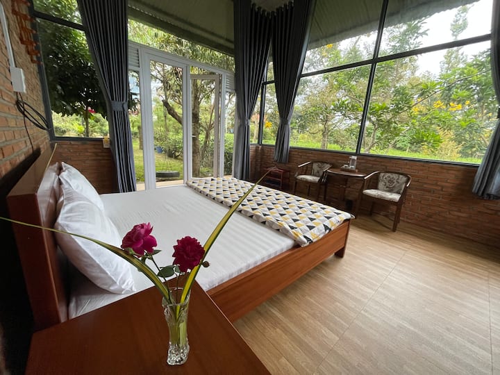 房间非常温馨，可欣赏绿茶园景观，夜晚可以看到月亮
