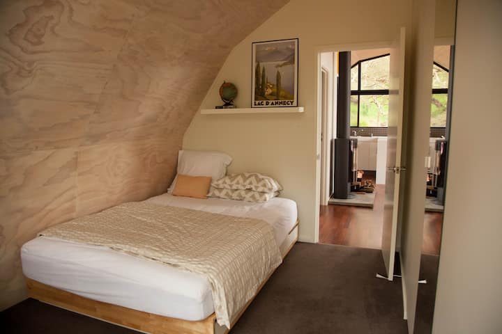 Მთავარი საძინებელი 152 × 203 სმ ზომის საწოლით.