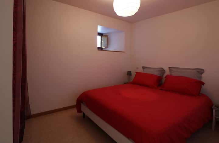 ห้องนอนพร้อมตู้เสื้อผ้า (นอนได้ 160 ซม.)