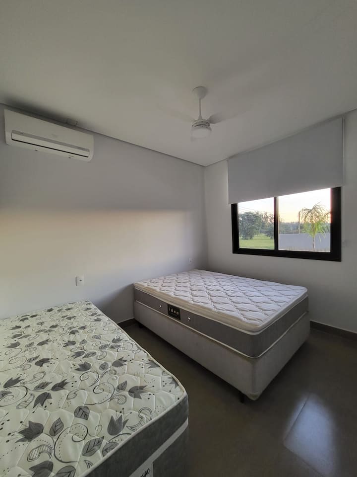 спалня 1, приземен етаж, 1 двойно легло и 1 единично легло. Таван и разделен вентилатор.