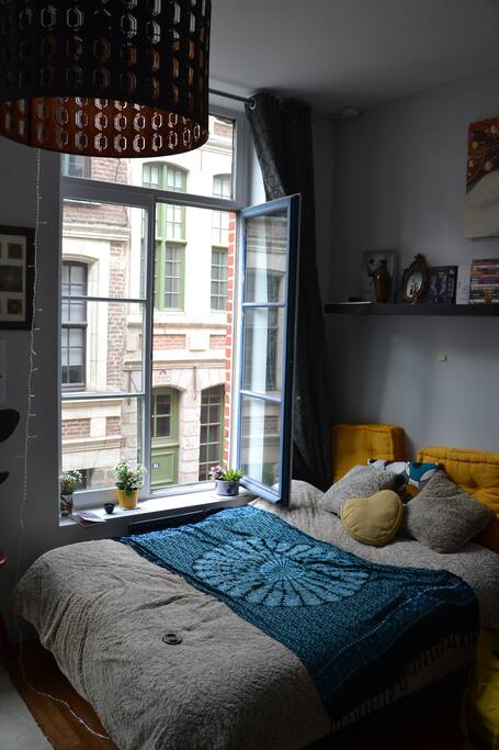 lit 2 places + matelas d'appoint 1 place avec couette et oreiller
