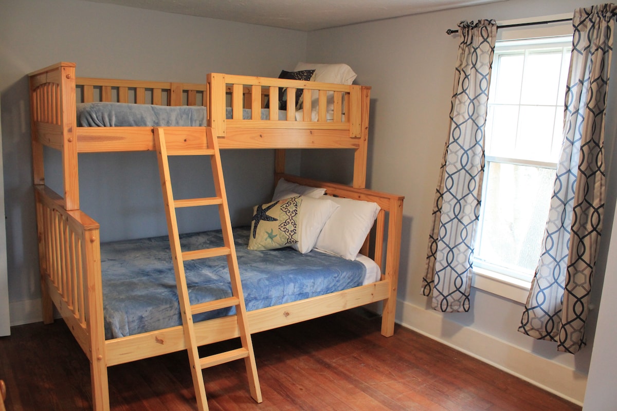 Spavaća soba na 2. katu s bračnim krevetom na kat.