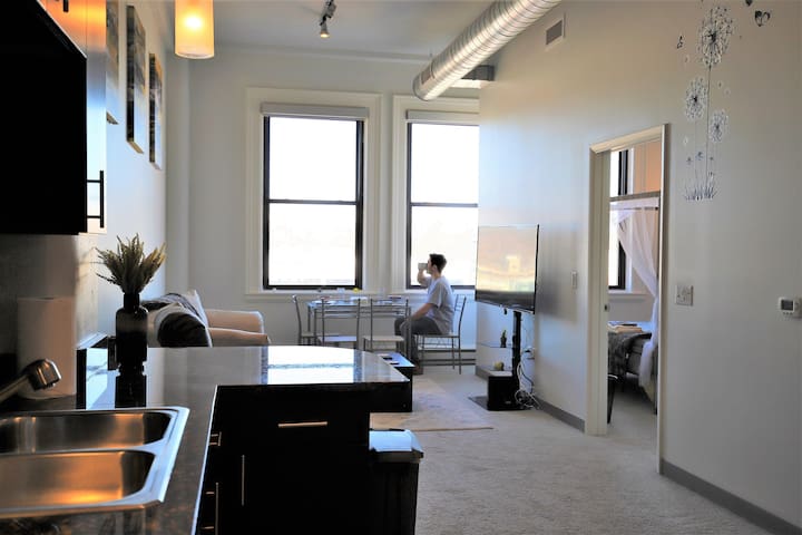 ★Luxury Apartment with King Bed + Desk★