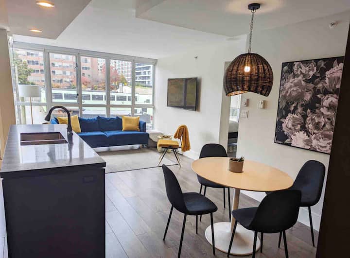 مساحة مفتوحة جميلة مع مطبخ وغرفة طعام ومعيشة. 