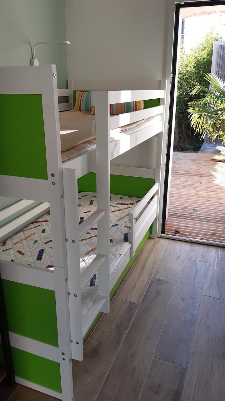 เตียง 2 ชั้นสำหรับเด็กหรือวัยรุ่นหนุ่มสาว