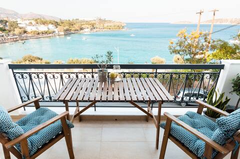 Footsteps to the Beach. Sunny Spacious Apt in Agios Nikolaos