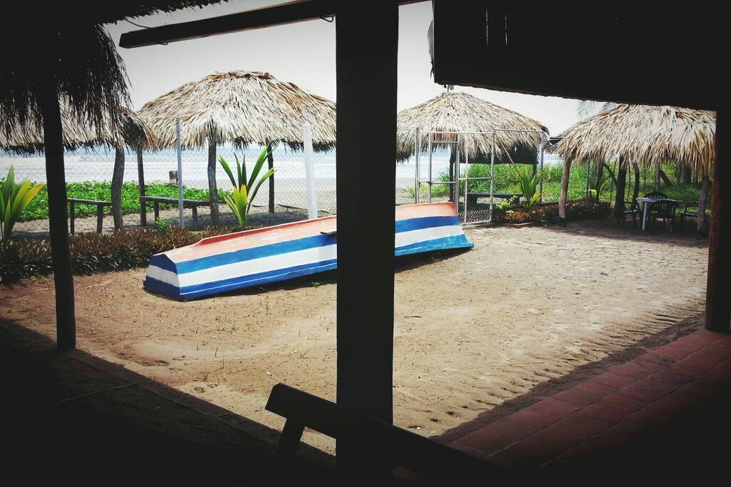 Frente a la playa.