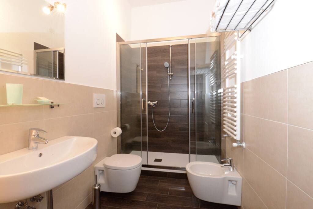 Il bagno privato della camera. Bath of the room.