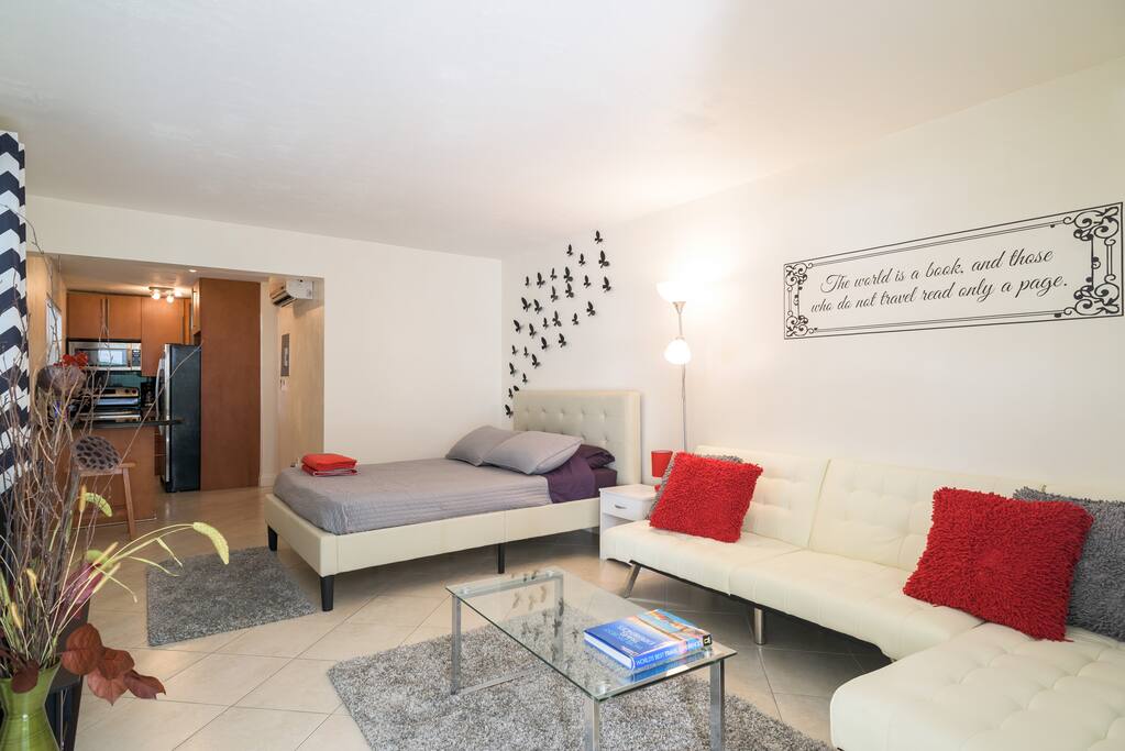 Mordern updated studio, Queen size bed, convertible couch