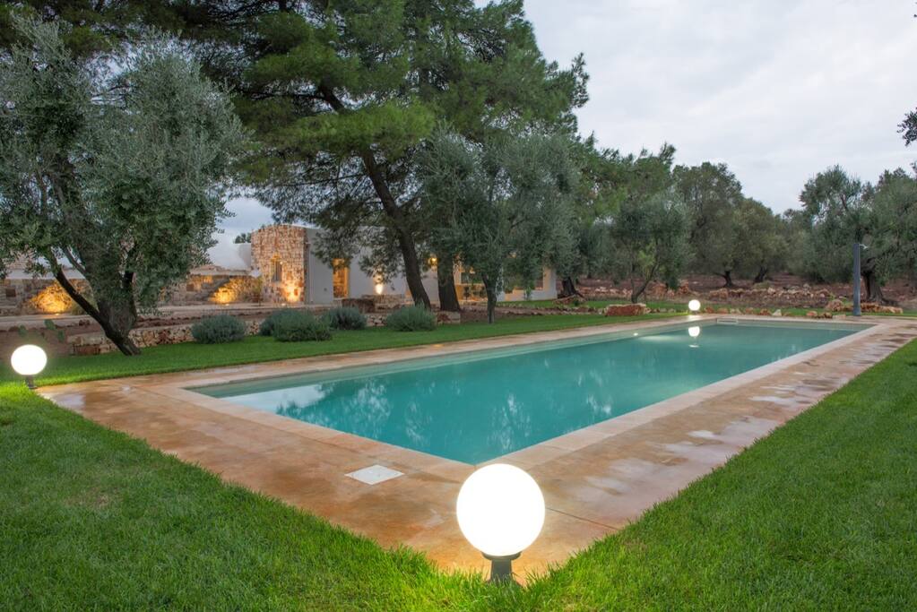 Spazio piscina all'imbrunire.