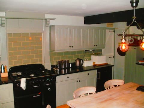 Large Bedroom,  Period Cottage Convenient Location