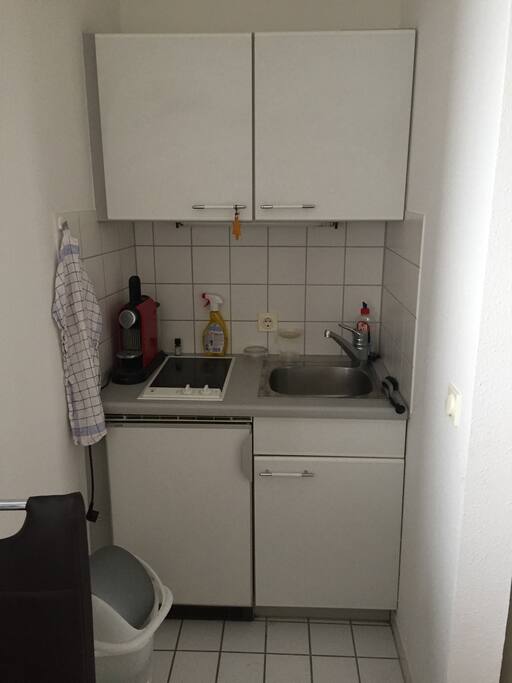 Kleine Küche mit Kühlschrank und Esstisch für 2Personen