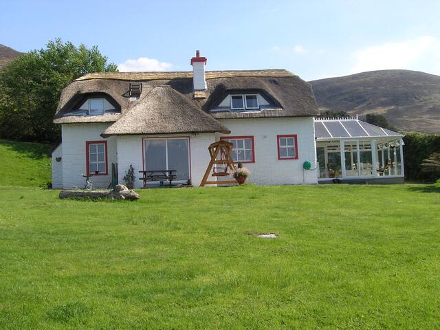 Strohgedecktes Haus Mit Meerblick Kamin Wiga Cottages For Rent In County Kerry County Kerry Ireland