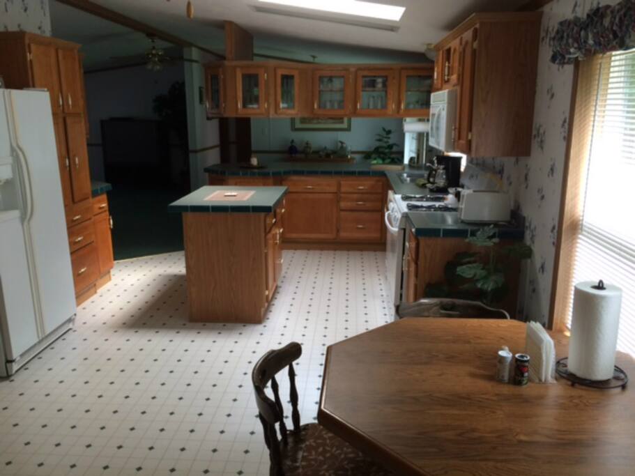 kitchen / breakfast nook
