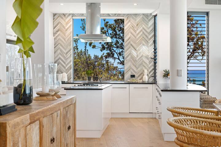 Beachfront, Expansive Sea Views, Humpback whales! gallery image 4