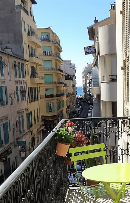 The Promenade and ocean are so close.