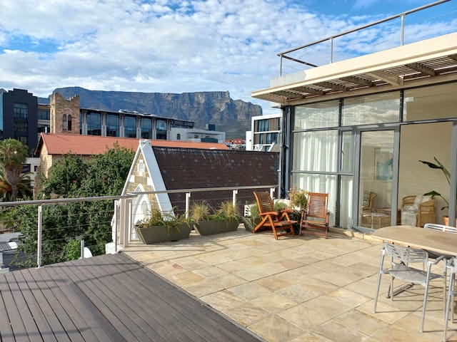 Spacious Penthouse Apartment Greenpoint Cape Town