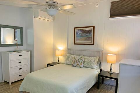 Beachhouse Kailua: Studio with Green A/C