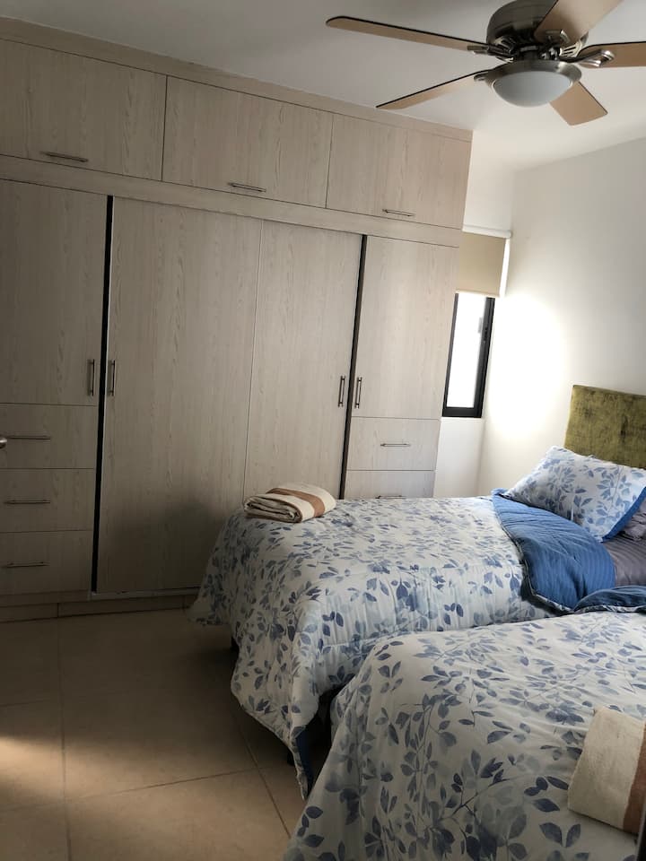 Dhoma e gjumit 2: banja dhe dollapi më vete 