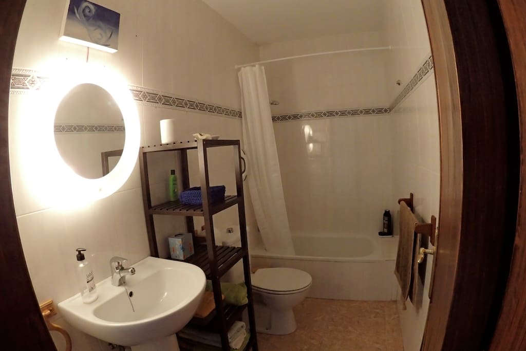 Baño con bañera, toallas, gel, papel - planta baja.