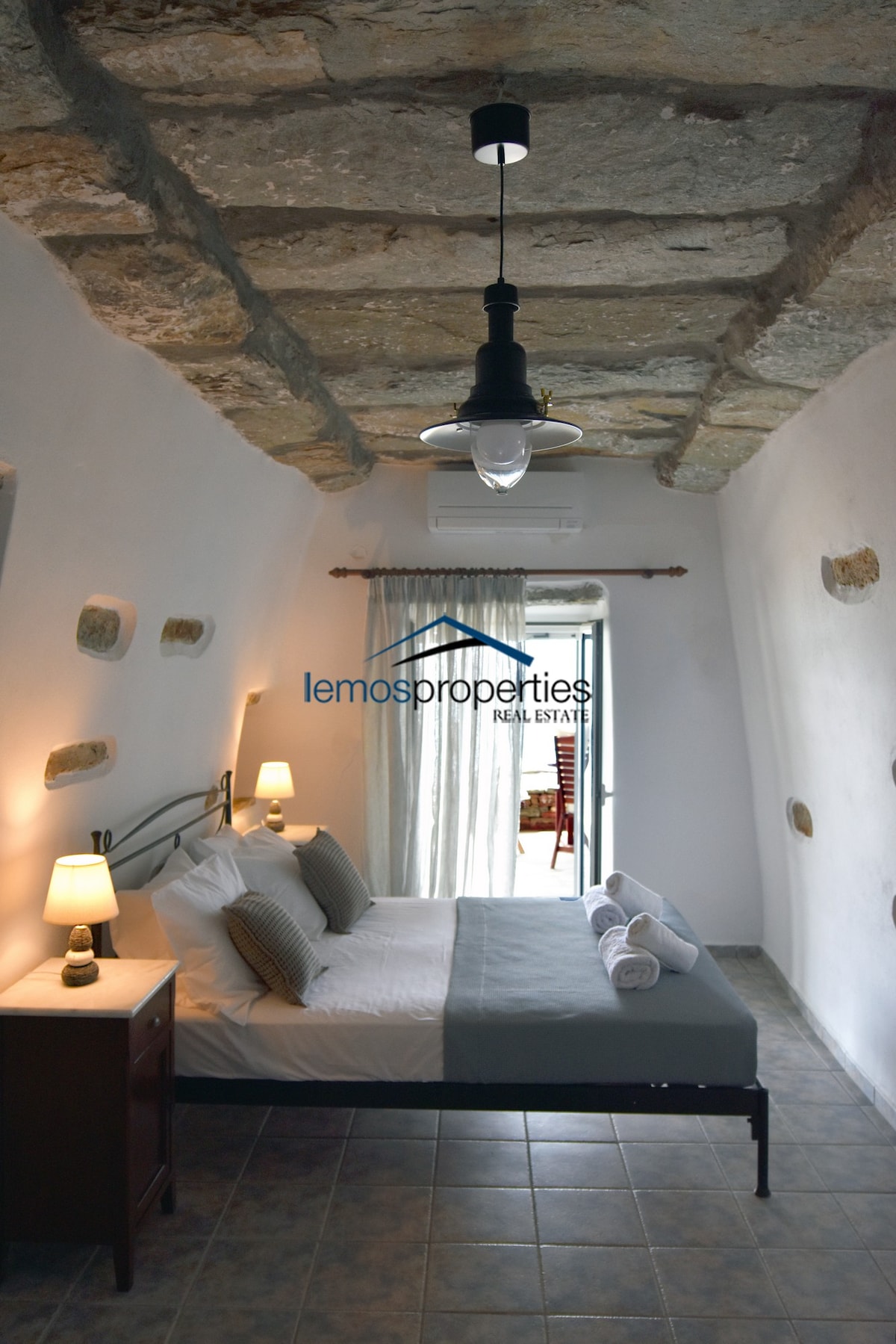 Prvá spálňa s balkónovými dverami vedúcimi priamo k verande