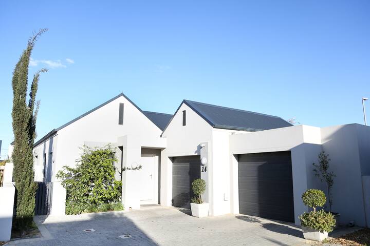 Modern Aan De Wijnlanden home gallery image 2