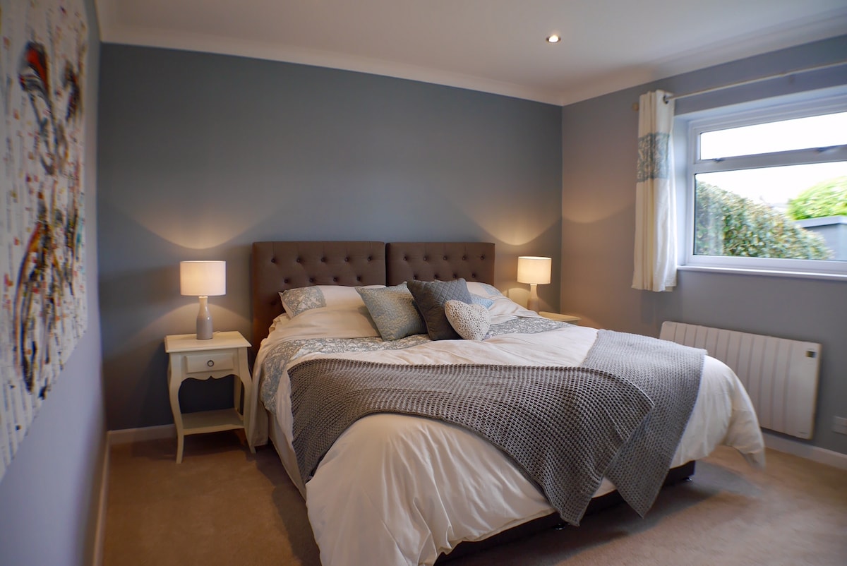 Super veliki bračni krevet u prizemlju koji se može pretvoriti u 2 kreveta za jednu osobu 